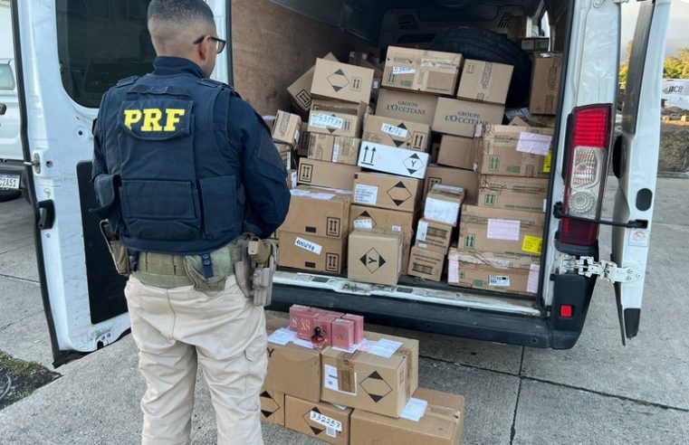 PRF flagra transporte irregular de mercadorias em Barra Mansa. Mercadoria seria entregue em Petrópolis