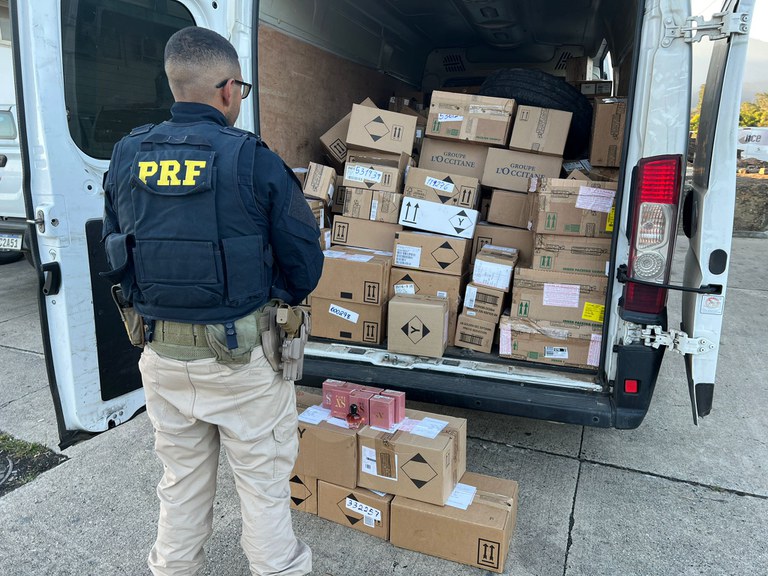 PRF flagra transporte irregular de mercadorias em Barra Mansa. Mercadoria seria entregue em Petrópolis