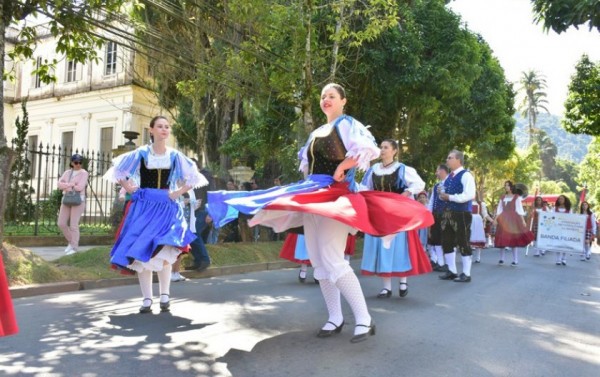Artistas denunciam falta de transparência da prefeitura em contratações culturais da Bauernfest 2024