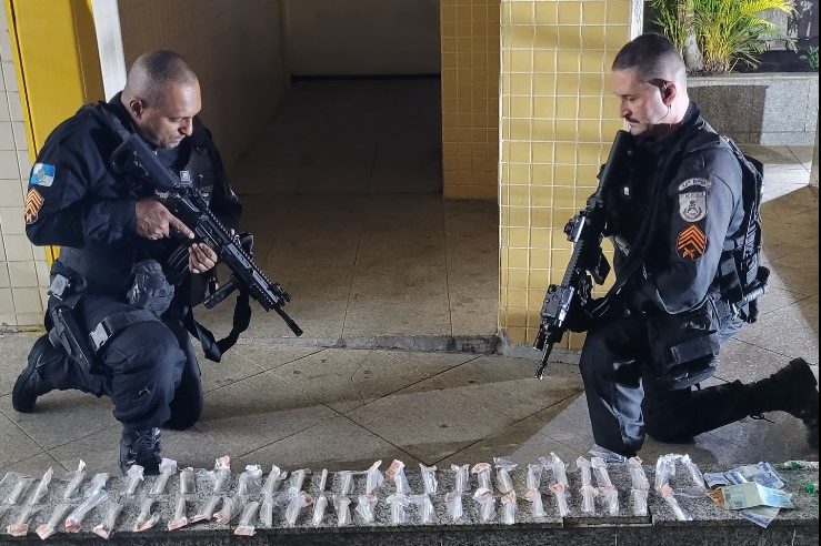 Menores são apreendidos com drogas no Alto Purys, em Três Rios