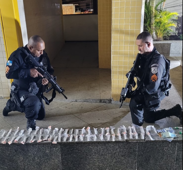 Menores são apreendidos com drogas no Alto Purys, em Três Rios