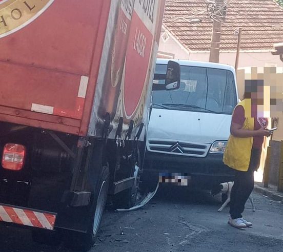 Acidente na Rua Luiz Pelegrini, em Petrópolis, deixa moradores sem ônibus