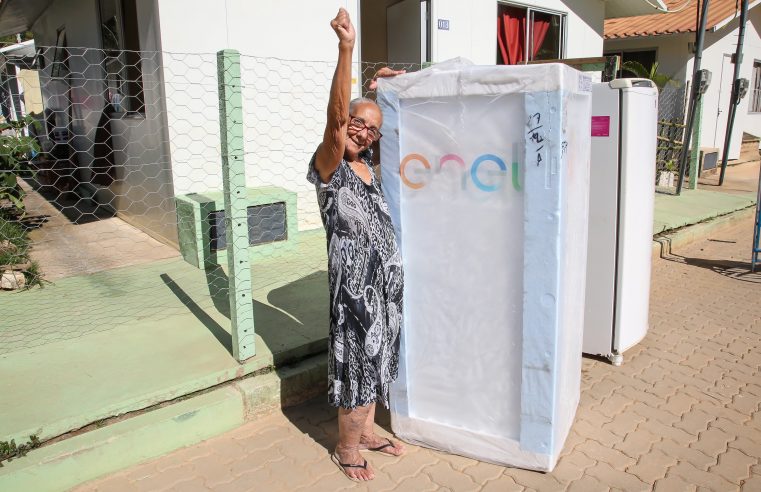 Famílias do Conjunto Habitacional Carmen portinho em Areal ganham geladeiras eficientes