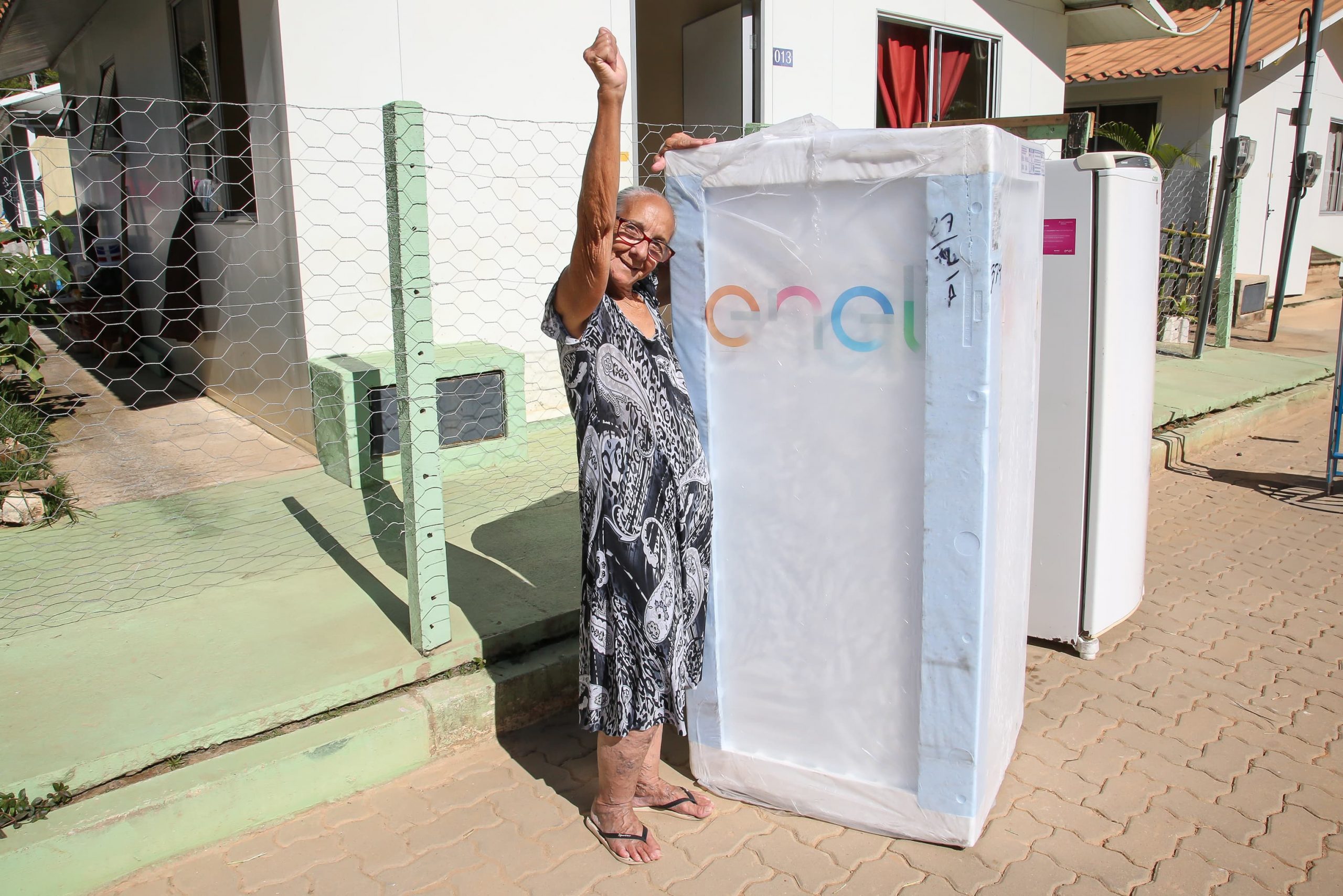 Famílias do Conjunto Habitacional Carmen portinho em Areal ganham geladeiras eficientes
