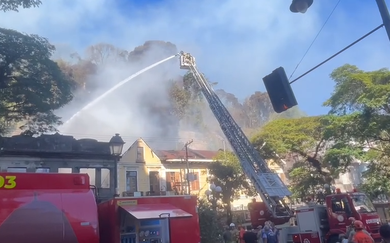 Imóveis do número 373 ao 393, da Rua do Imperador são interditados pela Defesa Civil