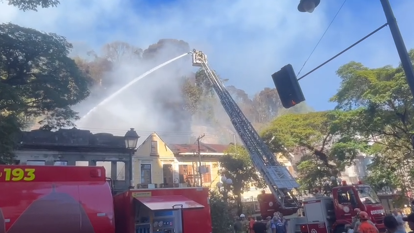 Imóveis do número 373 ao 393, da Rua do Imperador são interditados pela Defesa Civil