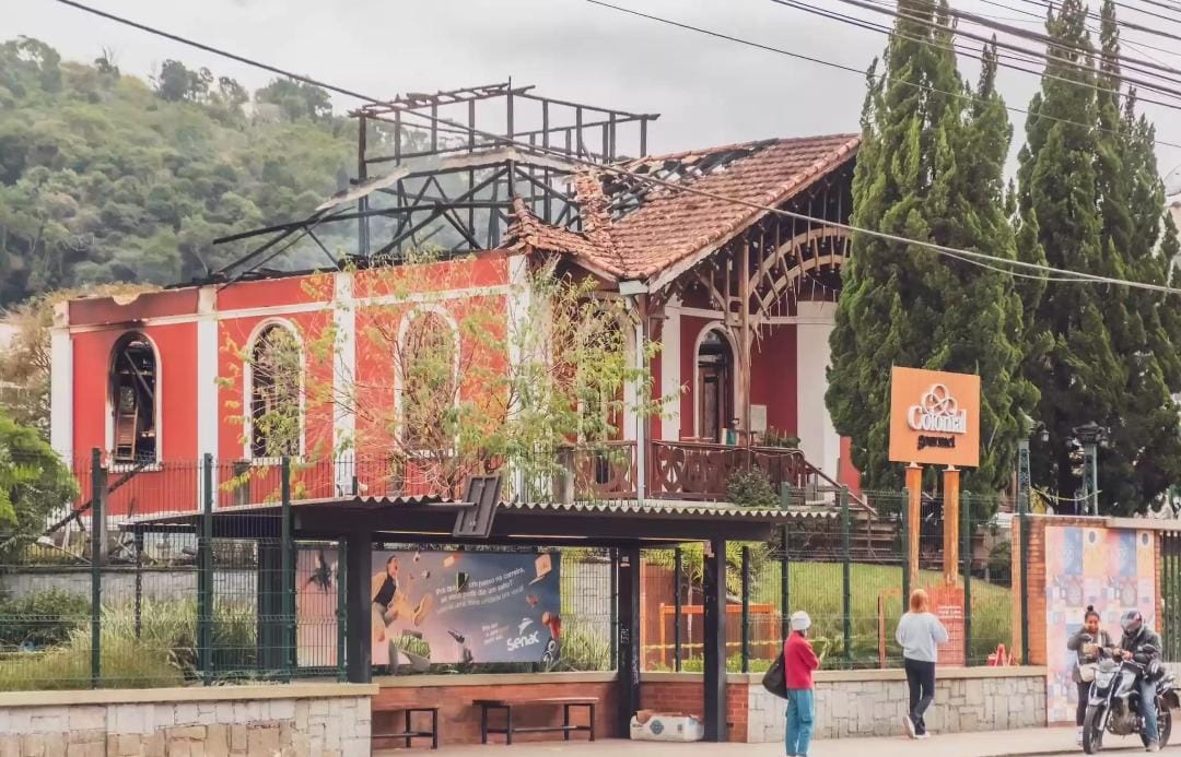 Incêndio destrói parte de imóvel tombado em Nova Friburgo