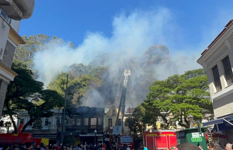 Corpo de Bombeiros segue no combate as chamas no Centro de Petrópolis