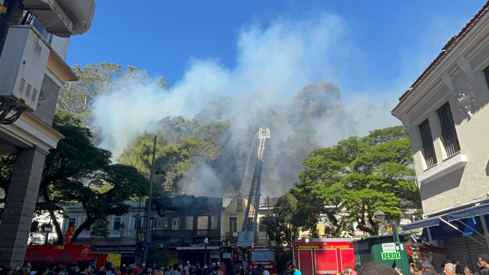 Corpo de Bombeiros segue no combate as chamas no Centro de Petrópolis