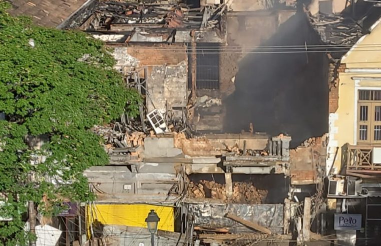 Desmorona imóvel afetado por incêndio no Centro de Petrópolis