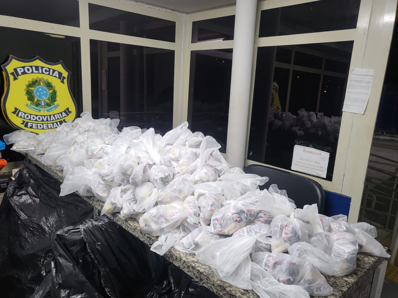 Motorista é preso pela PRF com maconha e cocaína na Dutra