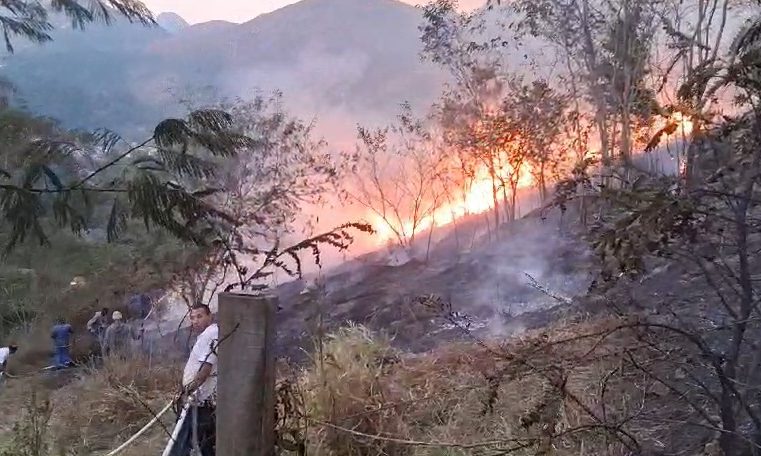Incêndios em vegetação atingem as regiões de Corrêas e Floresta, em Petrópolis, na quinta-feira