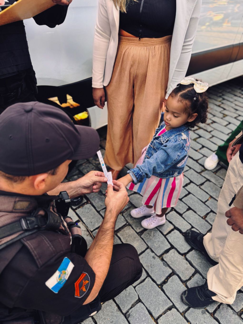 Equipes do 26° BPM distribuem pulseiras de identificação para crianças durante a Bauenrfest