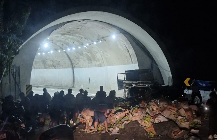 Caminhão e carro colidem na descida da Serra de Petrópolis