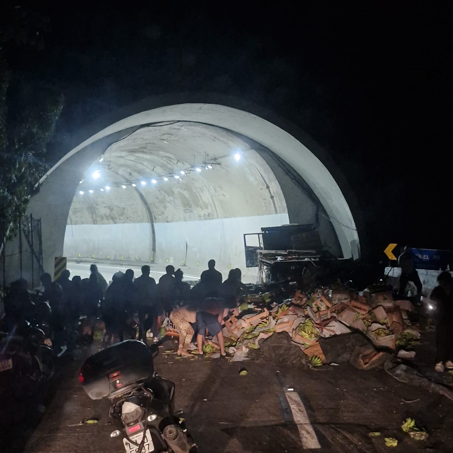 Caminhão e carro colidem na descida da Serra de Petrópolis