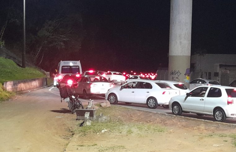 Congestionamento é registrado no entorno da rodoviária do Bingen após acidente na descida da serra
