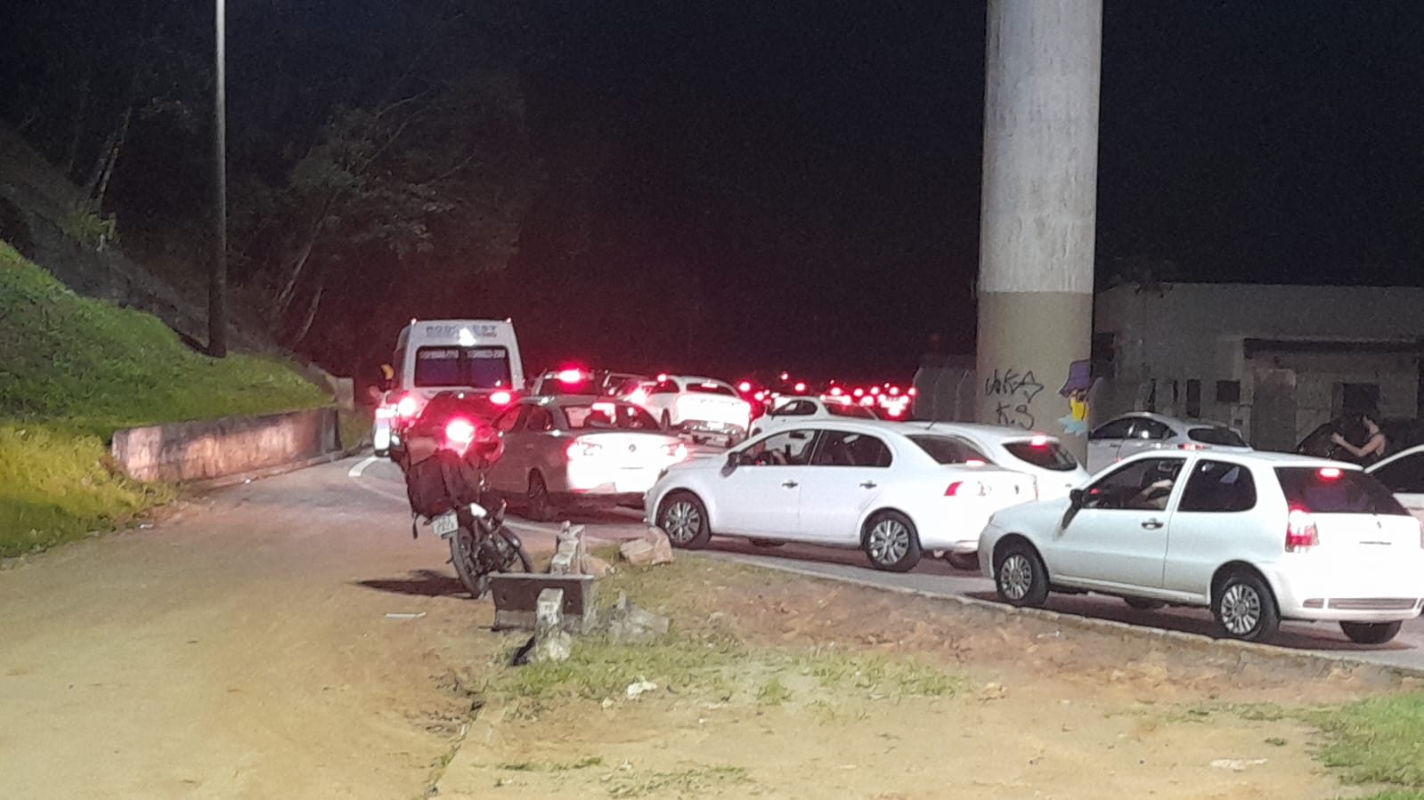 Congestionamento é registrado no entorno da rodoviária do Bingen após acidente na descida da serra