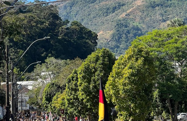Ruas do Centro Histórico ficam lotadas no primeiro desfile folclórico da 35ª Bauernfest