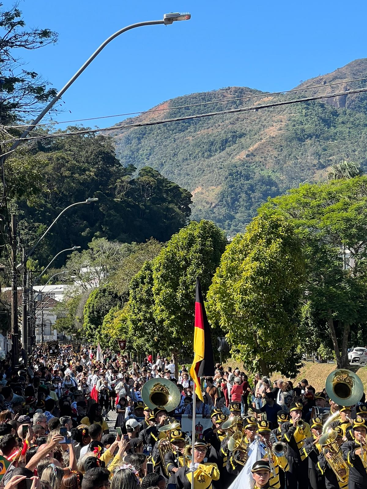 Ruas do Centro Histórico ficam lotadas no primeiro desfile folclórico da 35ª Bauernfest