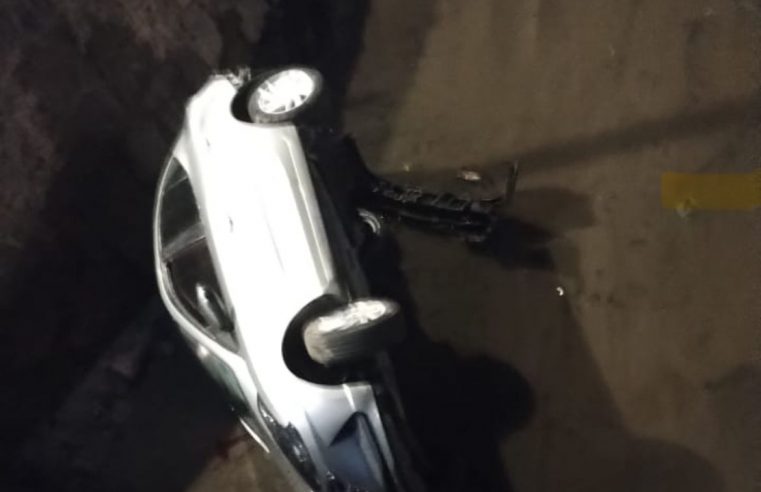 Carro cai no rio Piabanha, no centro de Petrópolis