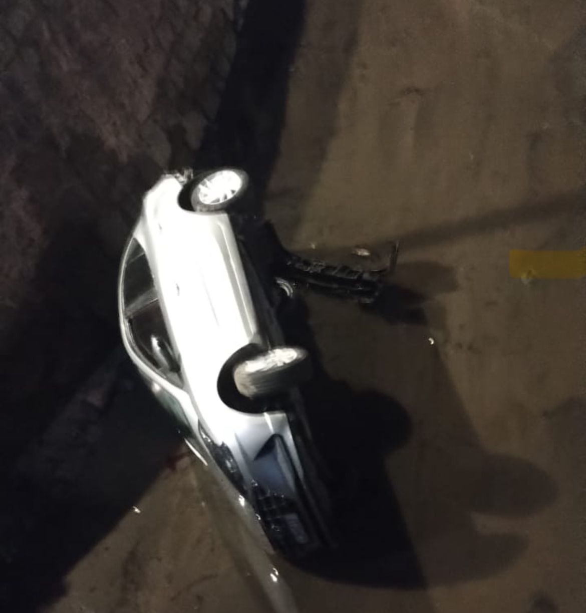 Carro cai no rio Piabanha, no centro de Petrópolis