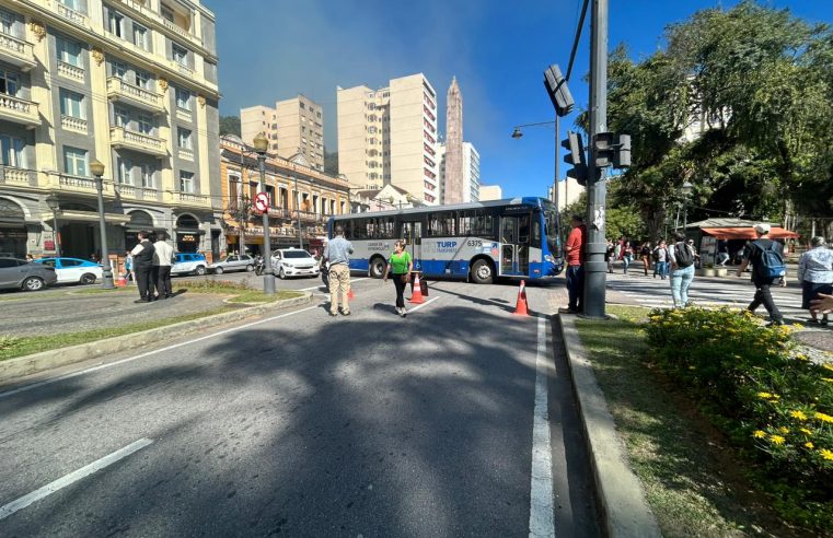 Incêndio em imóvel no Centro Histórico impacta operação de 81 linhas de ônibus