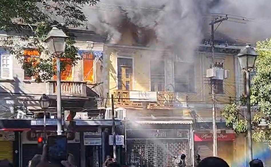 Incêndio atinge imóvel antigo no Centro de Petrópolis