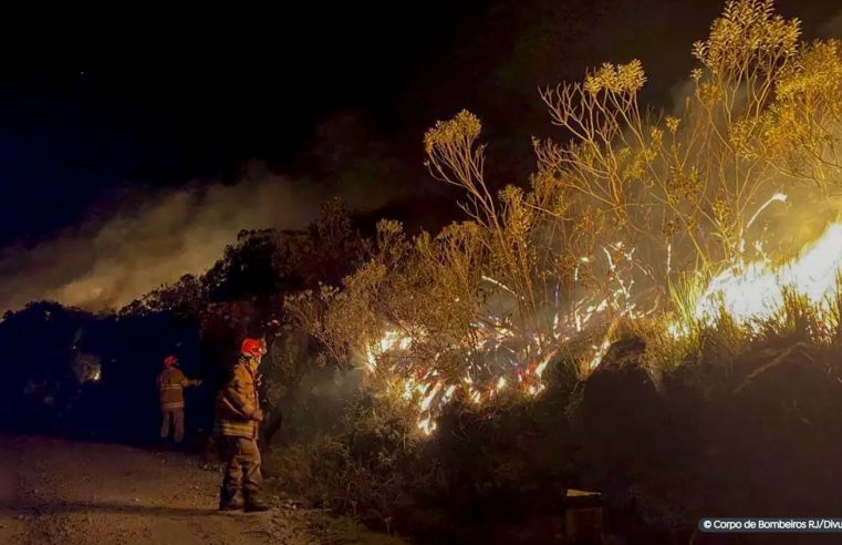 Combate ao fogo no Parque de Itatiaia continua, sem previsão de fim