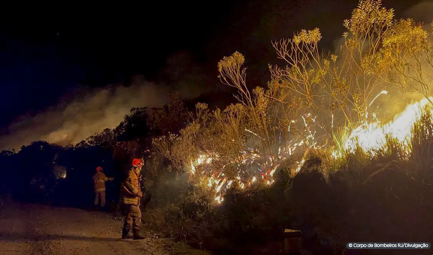 Combate ao fogo no Parque de Itatiaia continua, sem previsão de fim