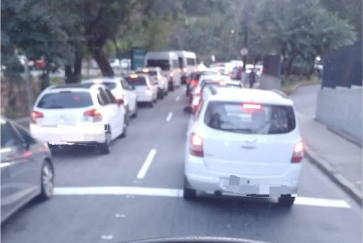 Obras da Águas do Imperador provoca retenção em toda a cidade