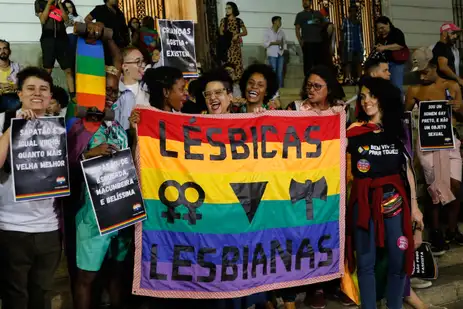 Fernando Frazão/Agência Brasil Rio de Janeiro (RJ), 28/06/2023 - Pessoas celebram o Dia Internacional do Orgulho LGBTQIA+ na Cinelândia, região central da cidade. Foto: Fernando Frazão/Agência Brasil
