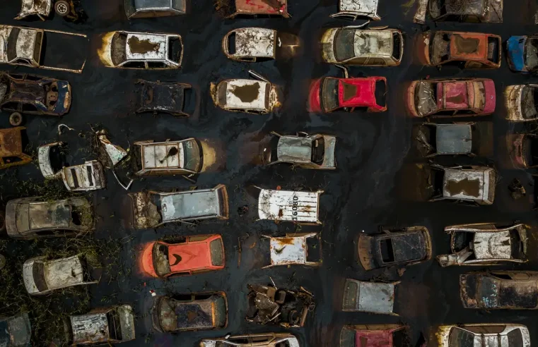 Carros com perda total nas enchentes terão devolução de parte do IPVA