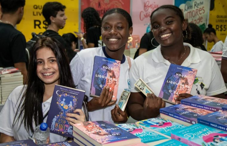 Seeduc distribui mais de 130 mil vales-livros para alunos e professores utilizarem na LER