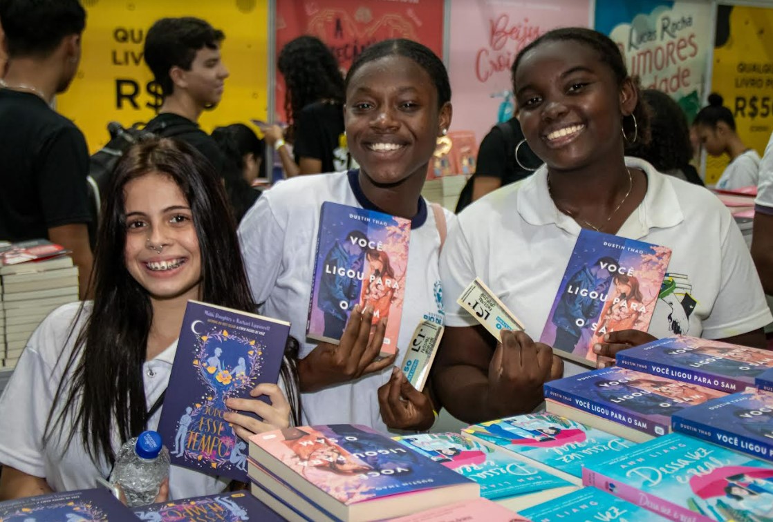 Seeduc distribui mais de 130 mil vales-livros para alunos e professores utilizarem na LER