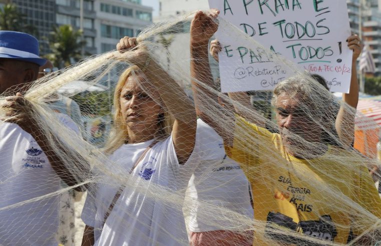 Manifestantes protestam contra PEC das Praias na orla do Rio