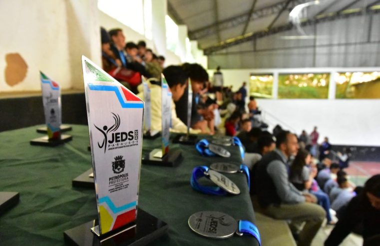 Escolas participantes da 10ª edição dos Jogos Estudantis dos Distritos são premiadas em Petrópolis