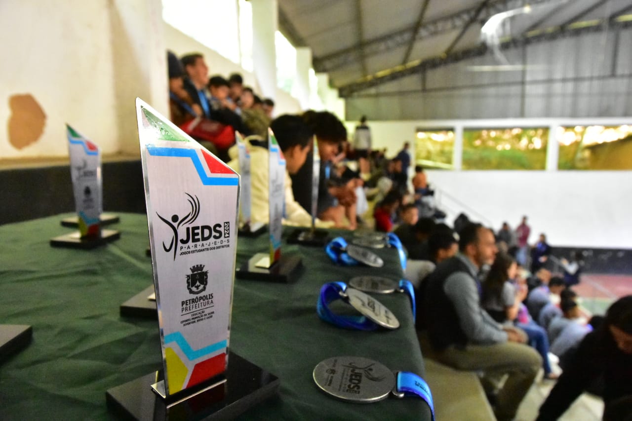 Escolas participantes da 10ª edição dos Jogos Estudantis dos Distritos são premiadas em Petrópolis