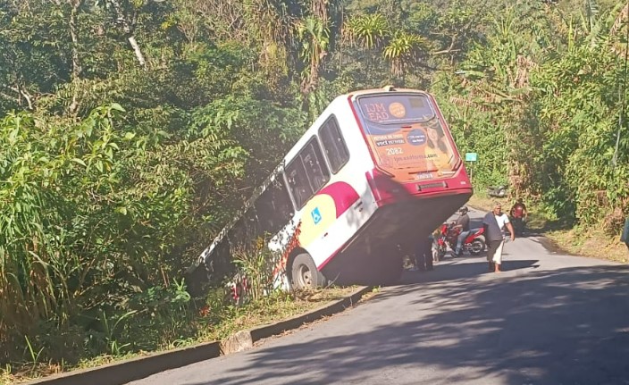 Ônibus da Petro Ita quase cai em ribanceira nesta terça-feira