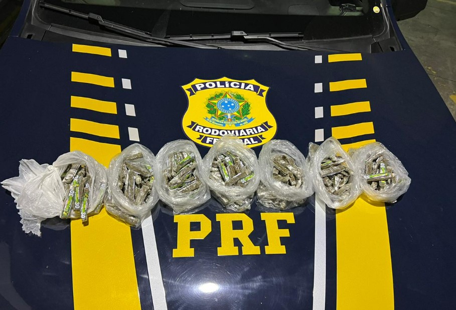 PRF intercepta veículo com carga de maconha em Petrópolis