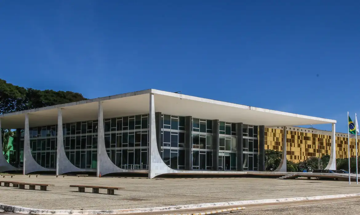 STF: maioria vota por condenar réu que destruiu relógio no Planalto