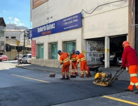 Secretaira de Obras e SMOMU iniciam trabalho de sinalização em ruas do Centro de Nova Friburgo