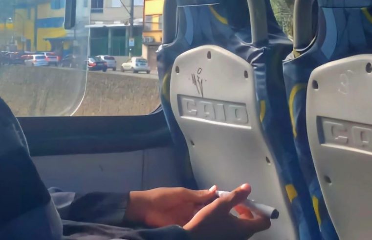Passageiro flagra estudante pichando ônibus em Petrópolis