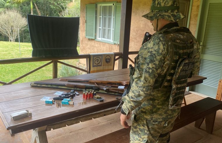 Armas e munições são apreendidas em Friburgo após denúncia de caça ilegal de animais feita ao Linha Verde