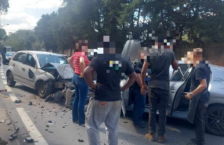 Duas mulheres ficam feridas após colisão em Corrêas. Acidente causou atrasos nas linhas de ônibus