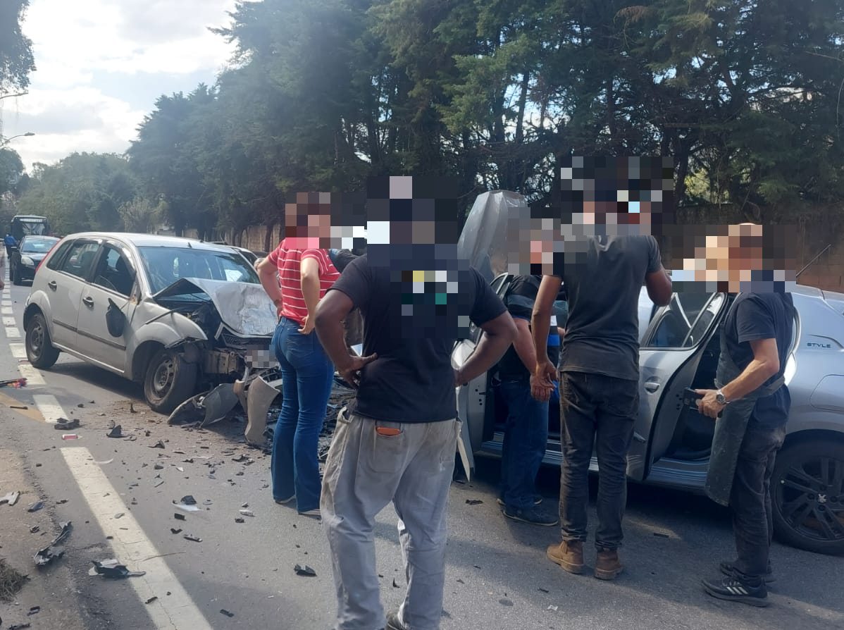 Duas mulheres ficam feridas após colisão em Corrêas. Acidente causou atrasos nas linhas de ônibus