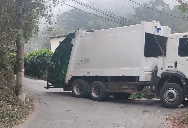 Caminhão quebrado impede operação de ônibus em trecho de 200 metros no Vale dos Esquilos
