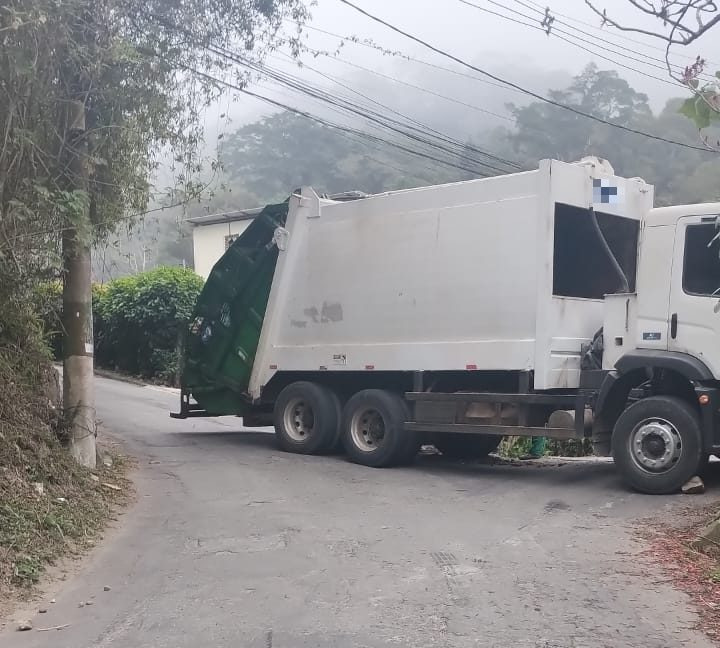 Caminhão quebrado impede operação de ônibus em trecho de 200 metros no Vale dos Esquilos