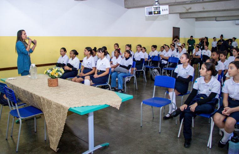 Em Areal, alunas de colégio cívico-militar começam o semestre com palestra sobre a carreira feminina na PM