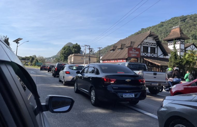 Principal entrada da cidade de Petrópolis apresenta congestionamento de veículos no último dia de Bauernfest