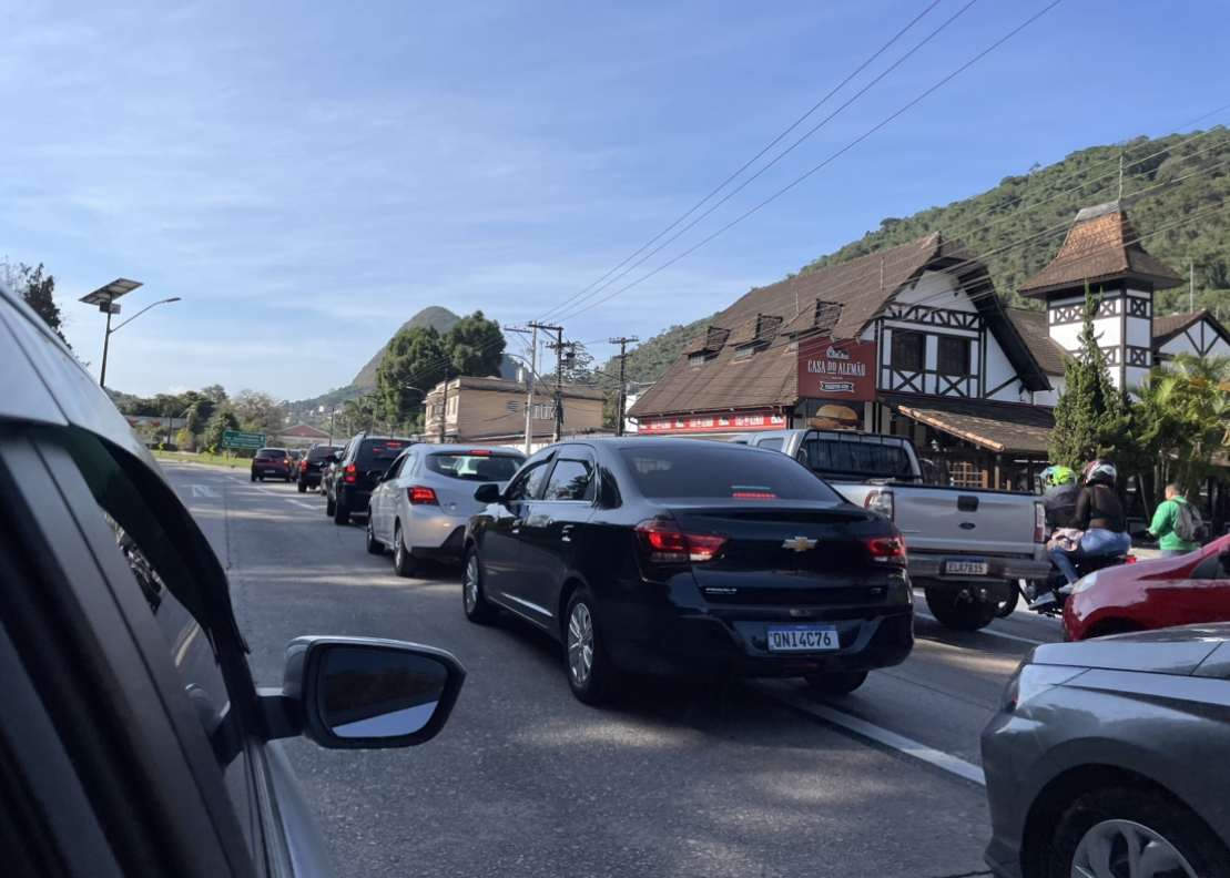 Principal entrada da cidade de Petrópolis apresenta congestionamento de veículos no último dia de Bauernfest